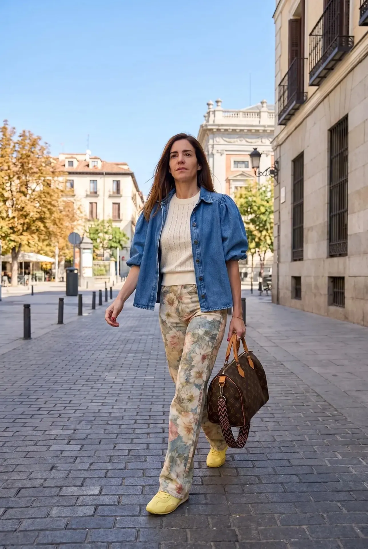 Look completo propuesto por el sistema, en una calle de Madrid